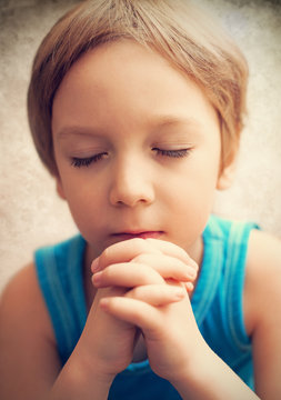 Photo boy at prayer