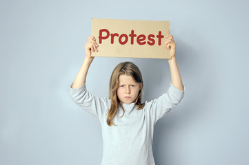 Wütendes Mädchen protestiert mit Schild