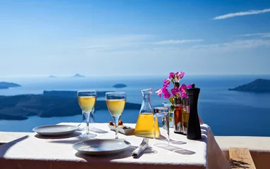 Crédence de cuisine en verre imprimé Santorin Table above sea for two