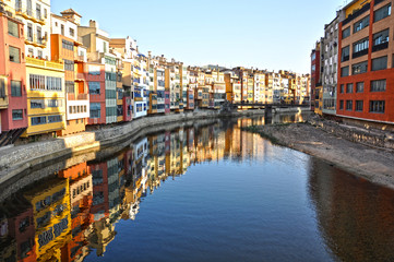 Fototapeta na wymiar Girona, rzeka i jej powieszenie O?ar domy popołudnie