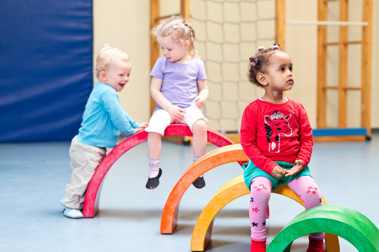 Kinder in Turnhalle