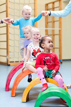 Kinder in Turnhalle