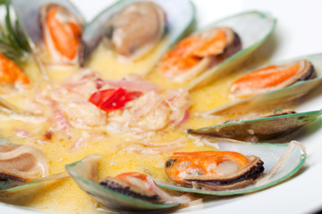 mussels cooked in white sauce