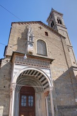 Fototapeta na wymiar kościół w Bergamo