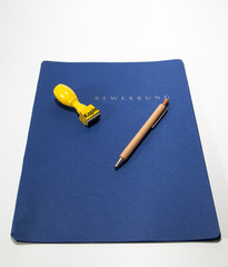 bewerbungsmappt mit kopie stemel und kugelschreiber