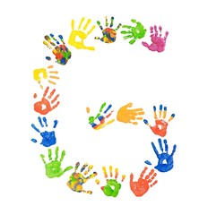 Buchstabe G aus bunten Kinderh&auml;nden (Foto-Collage)