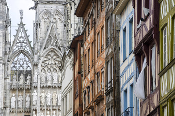 Fototapeta na wymiar Rouen - Katedra i domy