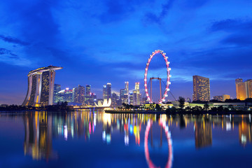Naklejka premium Singapore city skyline at night