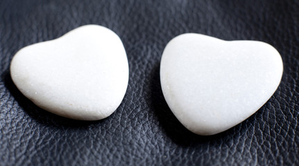 deux coeurs blanc sur fond noir