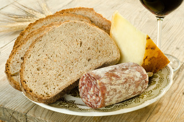 Pane integrale,salsiccia e pecorino