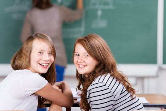 zwei lächelnde schülerinnen im unterricht