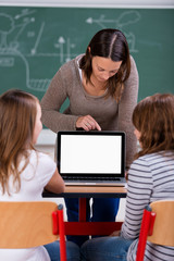 lehrerin erklärt etwas am laptop