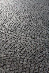 Rue pavée en écailles de poisson