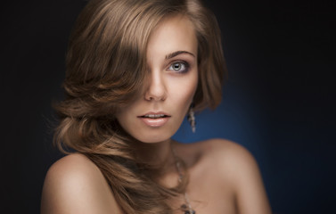 Naklejka premium brunette woman with silky hair