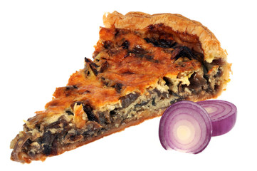 Une part de quiche aux oignons rouges