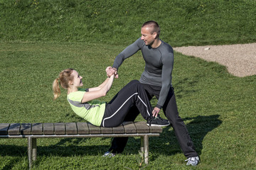 Manual Resistance Übung im Freinen - Paarübung mit Trainer