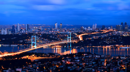 Obraz premium wschód słońca most złotej bramy i światła istanbul, turcja