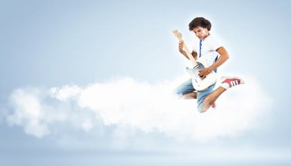 Fototapeta na wymiar Młody mężczyzna gra na gitarze elektro i skakanie