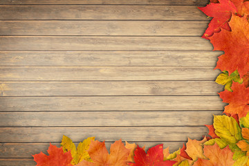 Herbstblätter auf Holzhintergrund