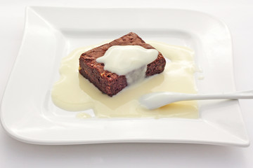 Un brownie nappé de crème