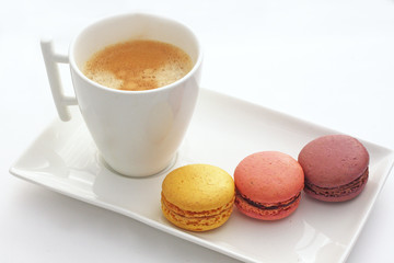 Café gourmand avec macarons