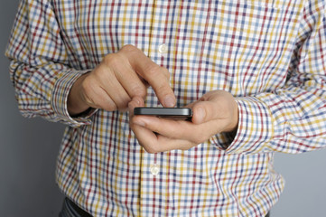 Mann mit modernem Handy