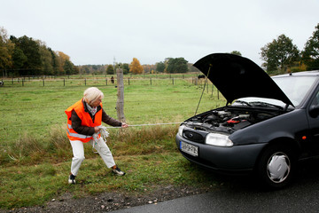 Seniorin schleppt Auto ab