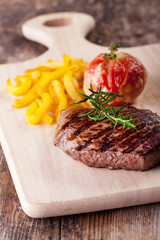 Steak vom Grill mit Pommes frites und Tomate
