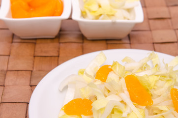 Salat mit Chicoree und Mandarinen