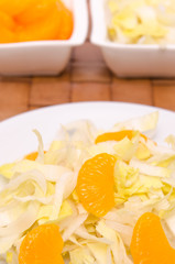 Mandarine im Chicoree Salat