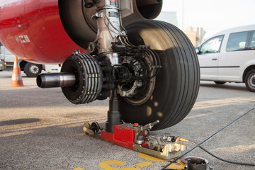 Reparatur des Hauptfahrwerkes am Flugzeug