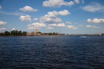Fototapeta na wymiar Neva rzeki i Twierdzy Pietropawłowskiej w Petersburgu