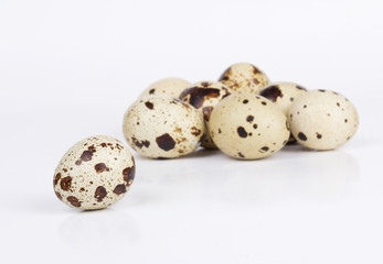 Obraz premium Quail eggs isolated on white background