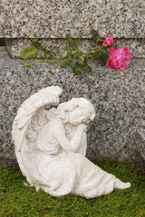 Allerheiligen, Allerseelen, Friedhof, Grab mit Engel und Rose, Hochformat, Textraum, copy space