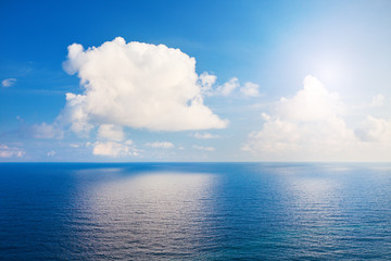 Obraz premium Beautiful sea and clouds sky with sun