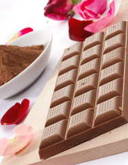 Cioccolato al latte con petali di rosa, close-up