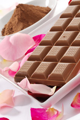 Cioccolato al latte con petali di rosa, close-up
