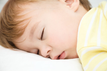 Obraz na płótnie Canvas Mały chłopiec śpi