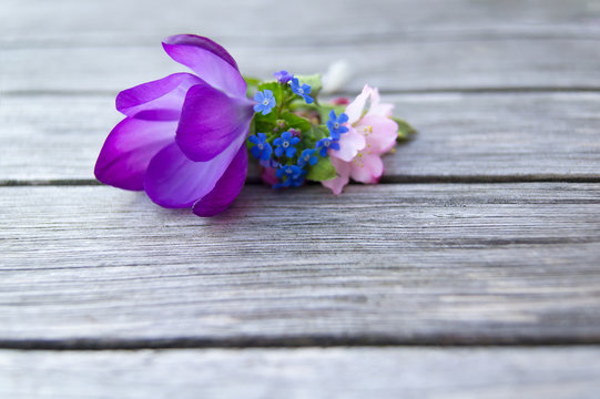 Fr&uuml;hlingsbl&uuml;ten auf Holztisch