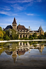 Fototapeta na wymiar Zamek Vajdahunyad w głównym parku miejskiego, Budapeszt, Węgry