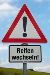 Achtung-Schild REIFEN WECHSELN!