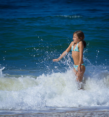 se baigner dans les vagues