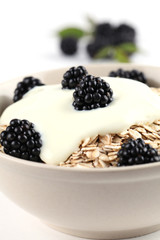 Oatmeal with yogurt and blackberries