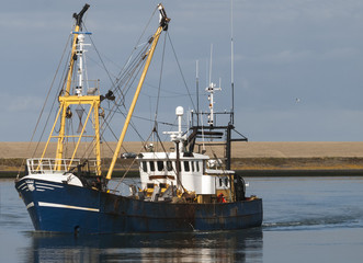 Naklejka premium fishing boat navigate to shore