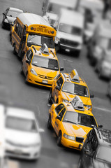 Taxis jaunes et school bus à Manhattan,  New York City US - Photo en noir et blanc avec couleur selective