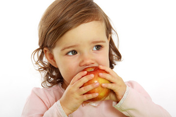 Ein Kind isst einen Apfel