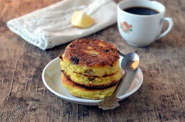 Vanilla cakes with raisins