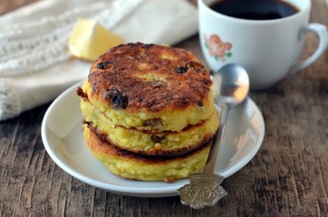 Vanilla cakes with raisins