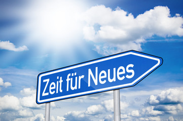 Obraz premium Wegweiser in Blau mit Zeit für Neues