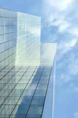 Fototapeta na wymiar Szklana fasada budynku biurowego